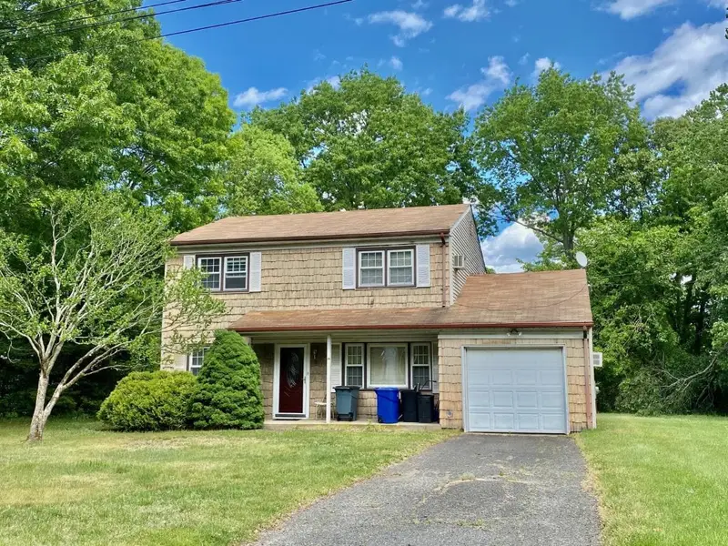 Shingled colonial with an attached garage and a wide front lawn, Ronkonkoma, NY
